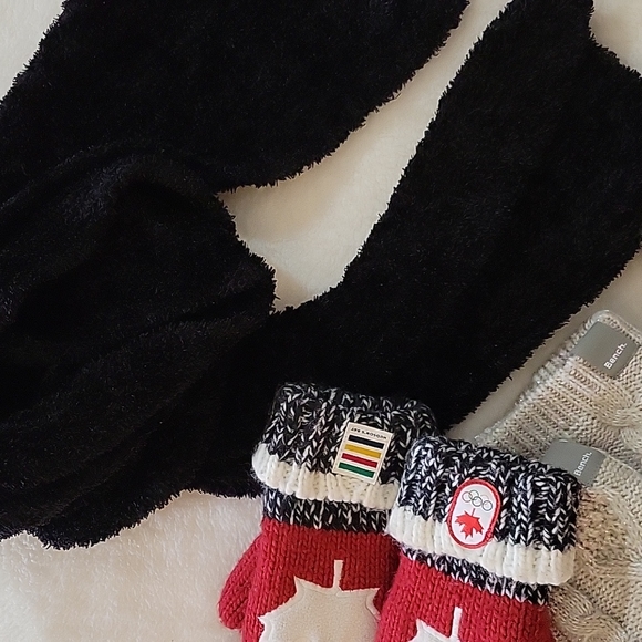 BUNDLE OF HBC MITTENS , HOT SOCKS BY BENCH AND WARM SCARF - Picture 3 of 8